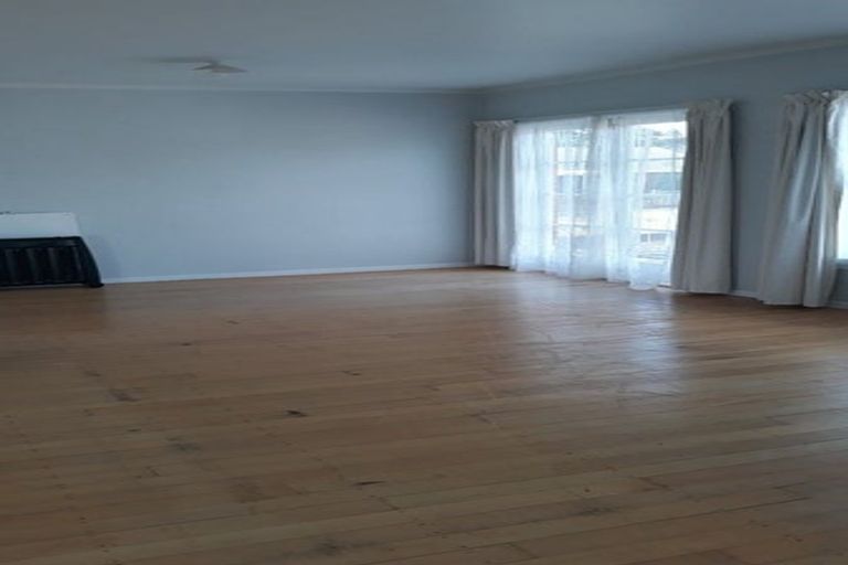 Photo of property in 28-30 Lake Pupuke Drive, Takapuna, Auckland, 0622