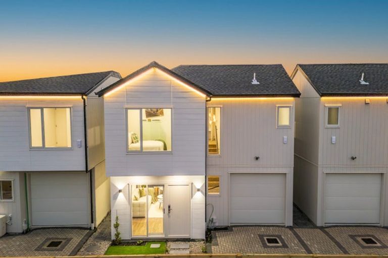 Photo of property in 17 Muir Avenue, Mangere Bridge, Auckland, 2022
