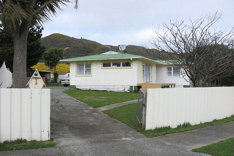 Photo of property in 3 Dewsbury Grove, Wainuiomata, Lower Hutt, 5014