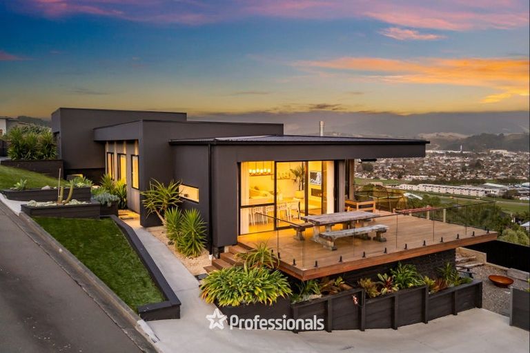 Photo of property in 37 Percy Kinsman Crescent, Riverstone Terraces, Upper Hutt, 5018