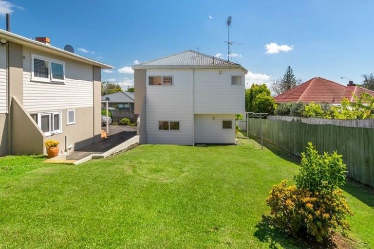 Photo of property in 2/479 Glenfield Road, Glenfield, Auckland, 0629