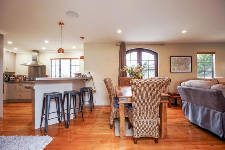 Photo of property in 16 La Lena Grove, Fitzherbert, Palmerston North, 4410