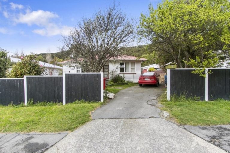 Photo of property in 7 Gardiner Grove, Wainuiomata, Lower Hutt, 5014