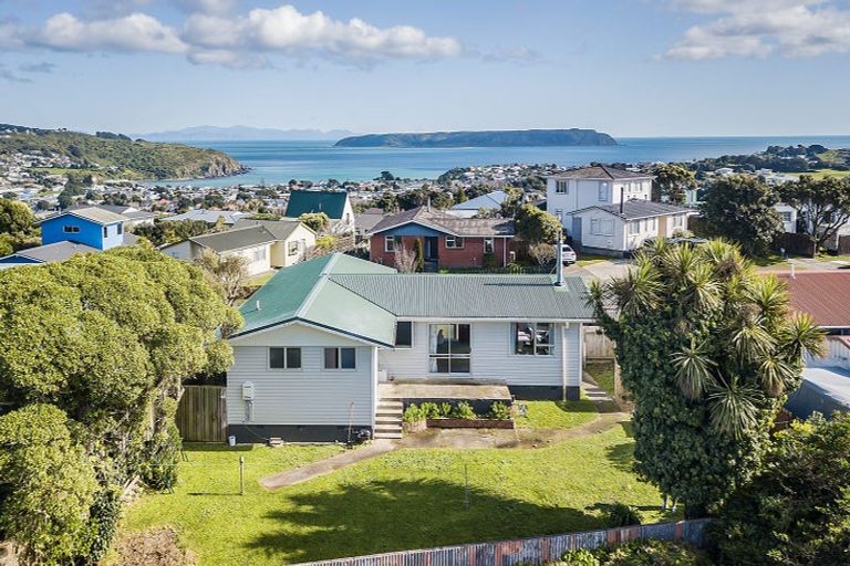 Photo of property in 124 Gloaming Hill, Titahi Bay, Porirua, 5022