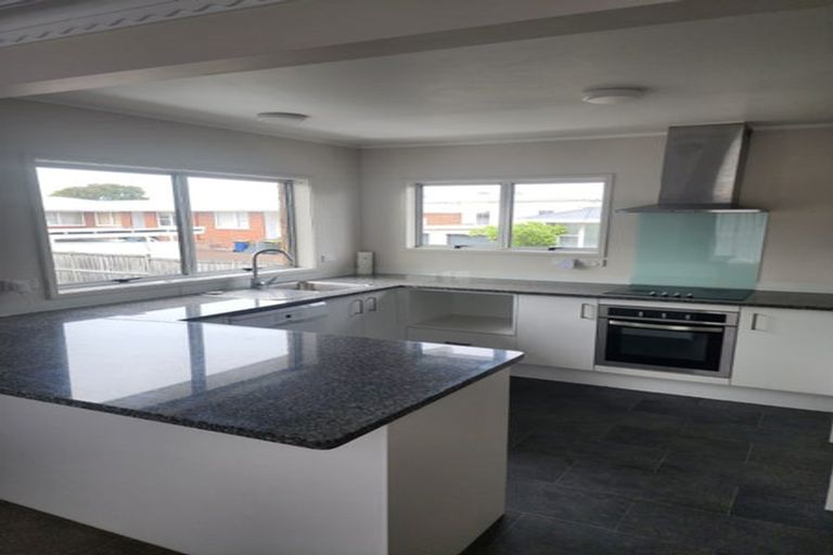 Photo of property in 2/100 Titirangi Road, New Lynn, Auckland, 0600