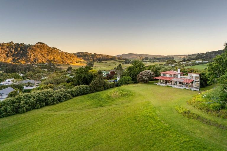 Photo of property in 92 Hahei Beach Road, Hahei, Whitianga, 3591