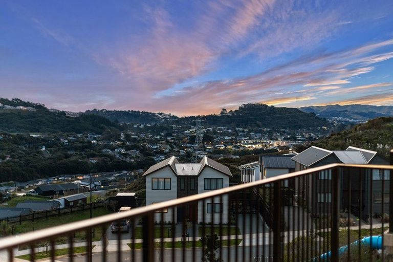 Photo of property in 32 Oakum Road, Whitby, Porirua, 5024