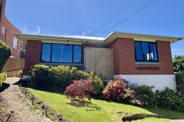 Photo of property in 16 Frasers Road, Glenross, Dunedin, 9011