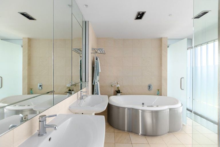 Photo of property in 4 Sharon Road, Waiake, Auckland, 0630