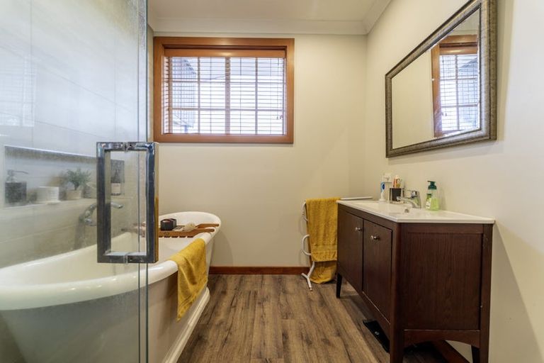 Photo of property in 72 Timaru Road, Waimate, 7924