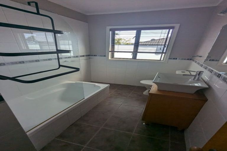 Photo of property in 2/5 Seacliffe Avenue, Belmont, Auckland, 0622