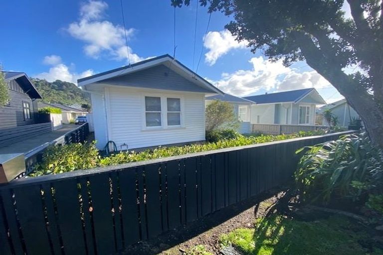 Photo of property in 18 Mantell Street, Seatoun, Wellington, 6022