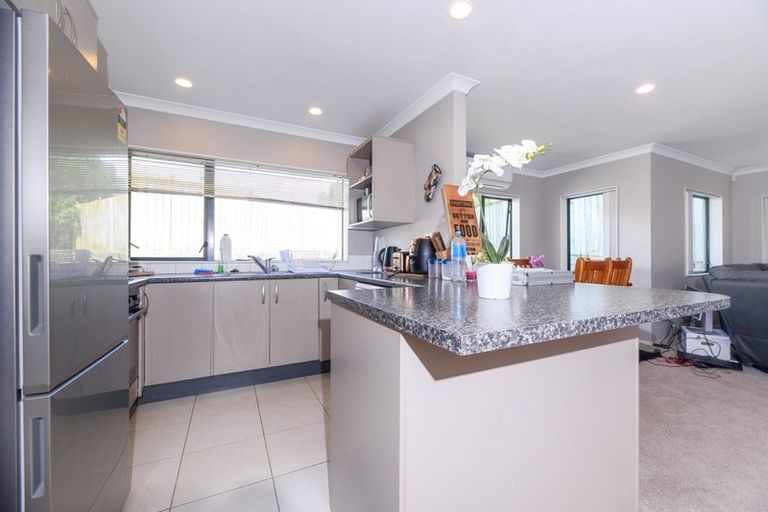 Photo of property in 12 Mediterranean Way, Goodwood Heights, Auckland, 2105