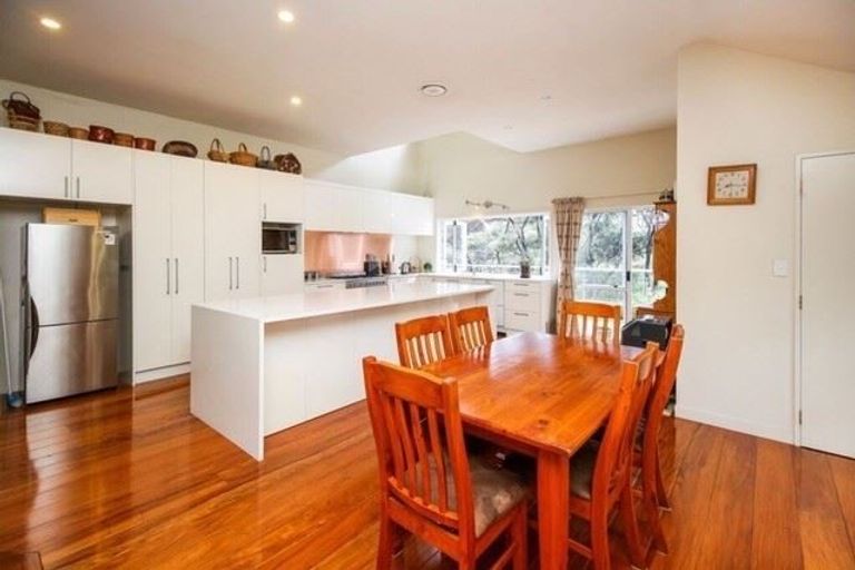 Photo of property in 16 Lagoon Way, West Harbour, Auckland, 0618