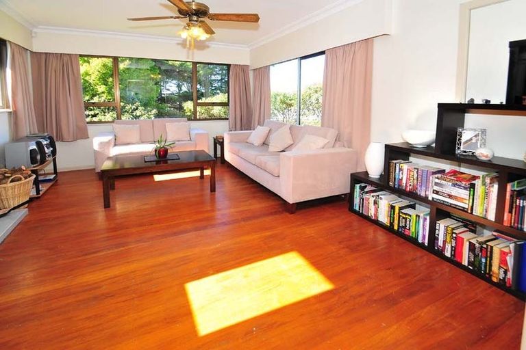 Photo of property in 65 Totaravale Drive, Totara Vale, Auckland, 0629