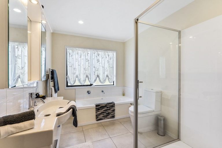 Photo of property in 4 Sunstone Crescent, Brown Owl, Upper Hutt, 5018