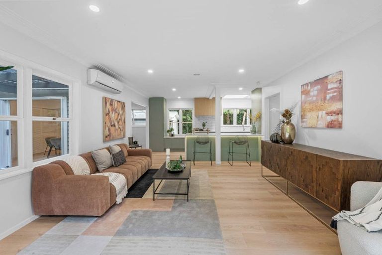 Photo of property in 11 Scenic Drive, Hillpark, Auckland, 2102