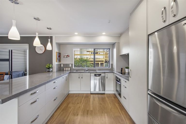 Photo of property in 4 Pinewood Grove, Botany Downs, Auckland, 2010