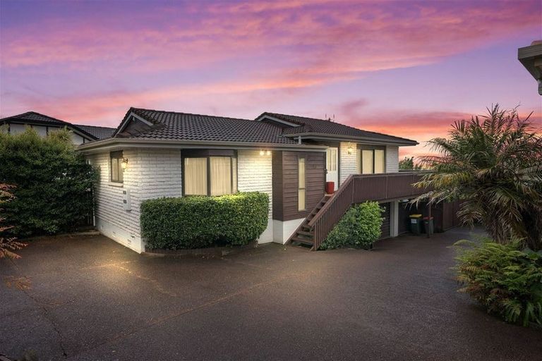 Photo of property in 2/27 Santa Monica Place, Goodwood Heights, Auckland, 2105