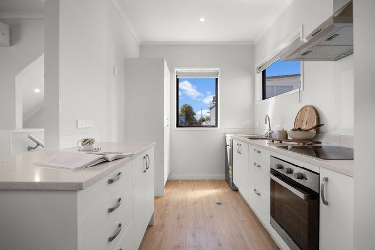 Photo of property in 8/5 Peachgrove Road, Te Atatu Peninsula, Auckland, 0610