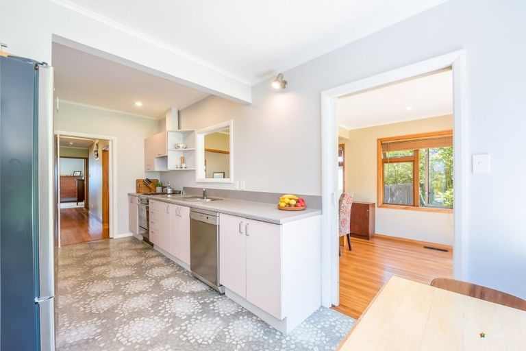 Photo of property in 71 Maungaraki Road, Korokoro, Lower Hutt, 5012