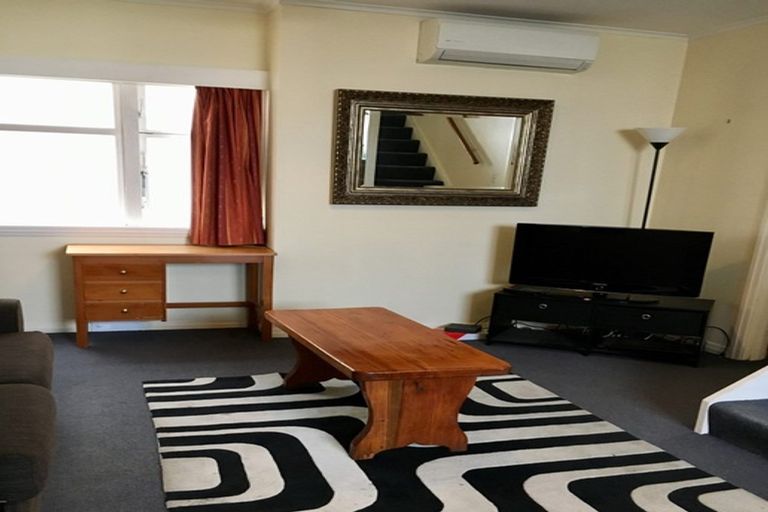 Photo of property in 82 Oriental Parade, Oriental Bay, Wellington, 6011