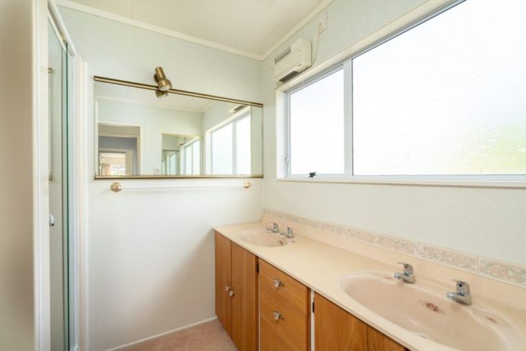 Photo of property in 16 Wakeman Road, Acacia Bay, Taupo, 3330