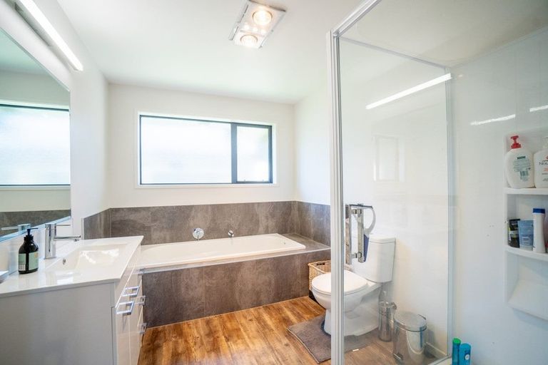 Photo of property in 8 Cyprus Place, Fitzherbert, Palmerston North, 4410