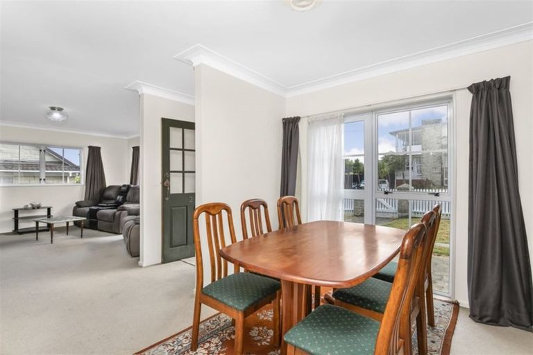 Photo of property in 2/10 Grande Vue Road, Hillpark, Auckland, 2102