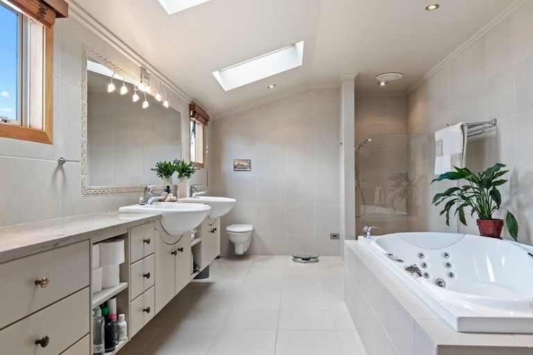 Photo of property in 64 Lake Crescent, Hamilton Lake, Hamilton, 3204