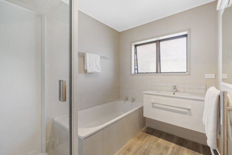 Photo of property in 2/7 Kathleen Place, Rainbow Point, Taupo, 3330