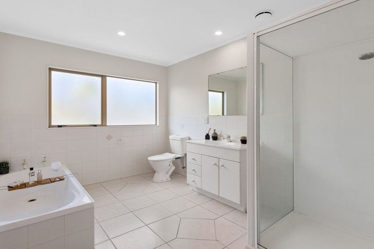 Photo of property in 22 Poturi Streams Avenue, Titirangi, Auckland, 0604