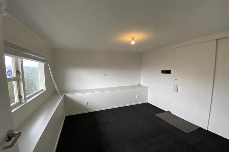 Photo of property in 54 Fortification Road, Karaka Bays, Wellington, 6022