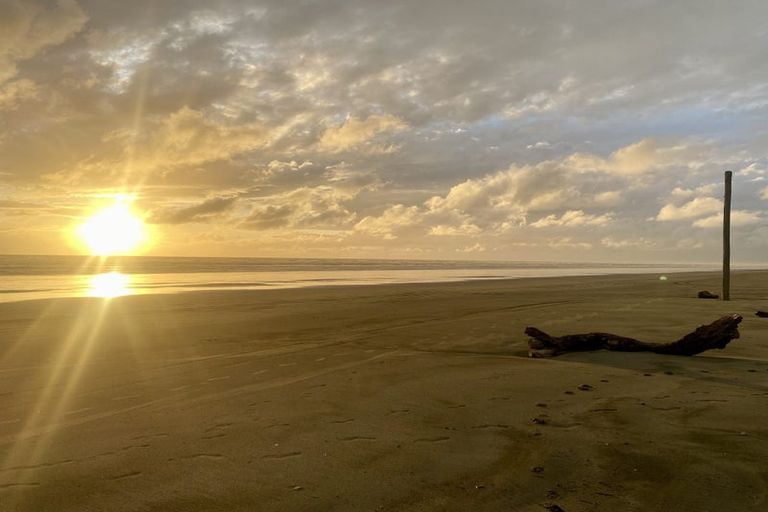 Photo of property in 3 Kent Terrace, Foxton Beach, Foxton, 4815