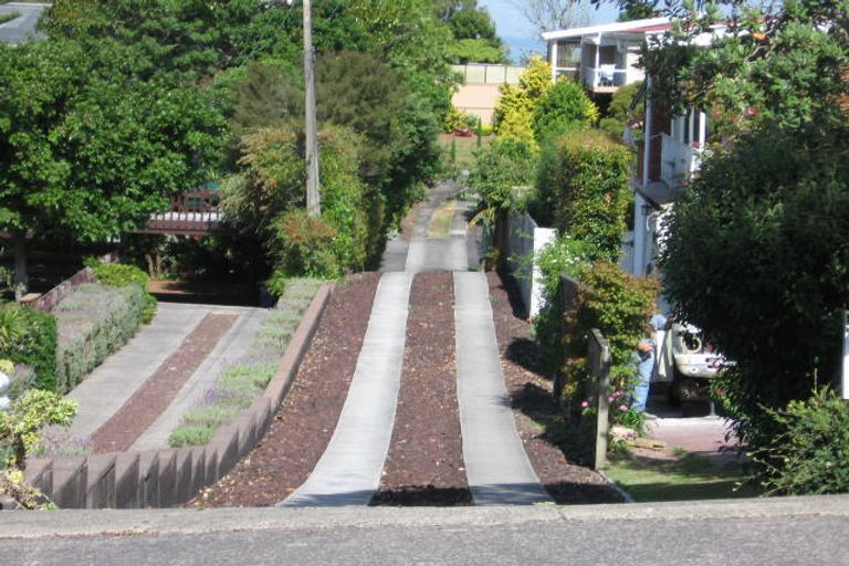 Photo of property in 142 Cliff View Drive, Green Bay, Auckland, 0604