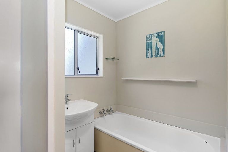 Photo of property in 52 Colchester Crescent, Newlands, Wellington, 6037