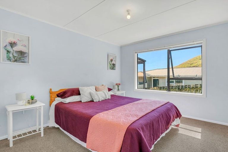 Photo of property in 71 Arahura Crescent, Waitangirua, Porirua, 5024