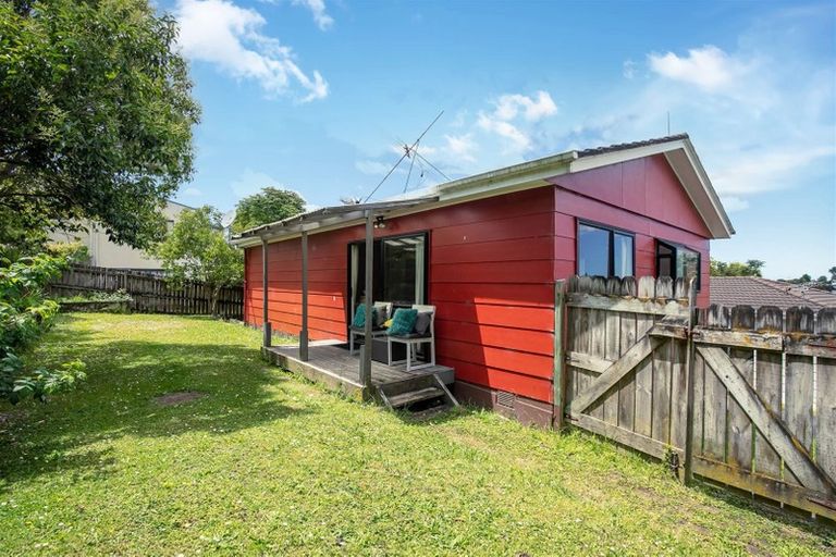 Photo of property in 2/11 Kupari Place, Totara Vale, Auckland, 0629