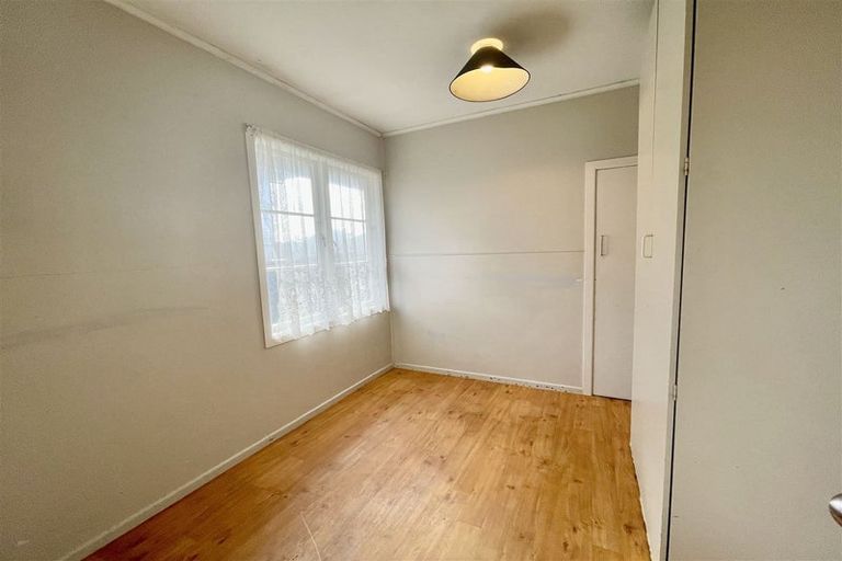 Photo of property in 12 Strid Road, Te Atatu South, Auckland, 0610