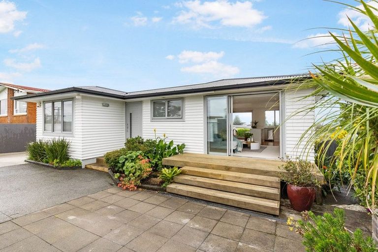 Photo of property in 38 Exmouth Road, Northcote, Auckland, 0627