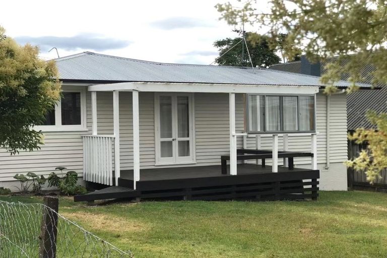 Photo of property in 4 Harding Avenue, Te Atatu South, Auckland, 0610