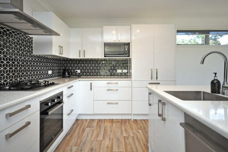 Photo of property in 5a Hobbs Road, Matakatia, Whangaparaoa, 0930