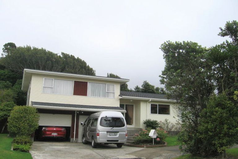 Photo of property in 8 Saint Hildas Glade, Tawa, Wellington, 5028