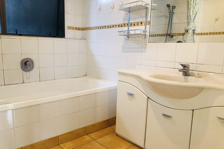 Photo of property in 11 Halldene Terrace, Red Beach, 0932