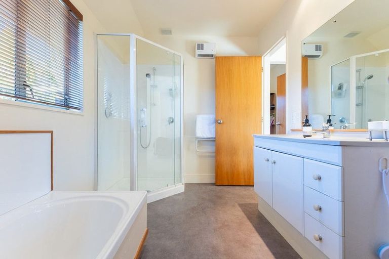 Photo of property in 8 Rewarewa Crescent, Waikanae, 5036