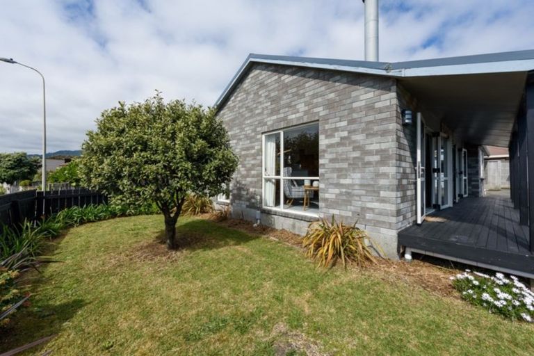 Photo of property in 32 Rutherford Drive, Waikanae Beach, Waikanae, 5036