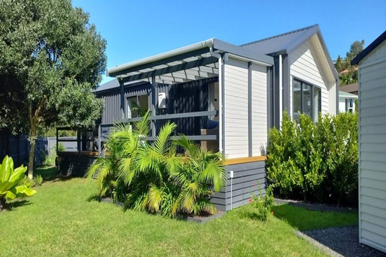 Photo of property in 2 Meenas Place, Cable Bay, 0420