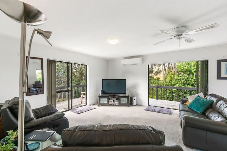 Photo of property in 2/6 Fernlea Rise, Bayview, Auckland, 0629