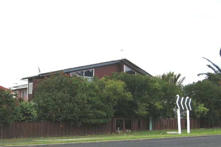 Photo of property in 1/108 East Coast Road, Forrest Hill, Auckland, 0620