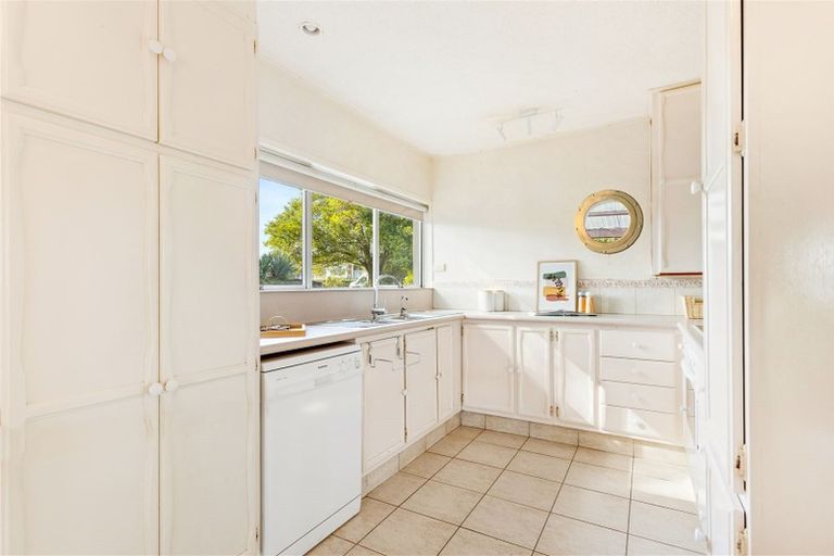 Photo of property in 28 Dawnhaven Drive, Te Atatu Peninsula, Auckland, 0610